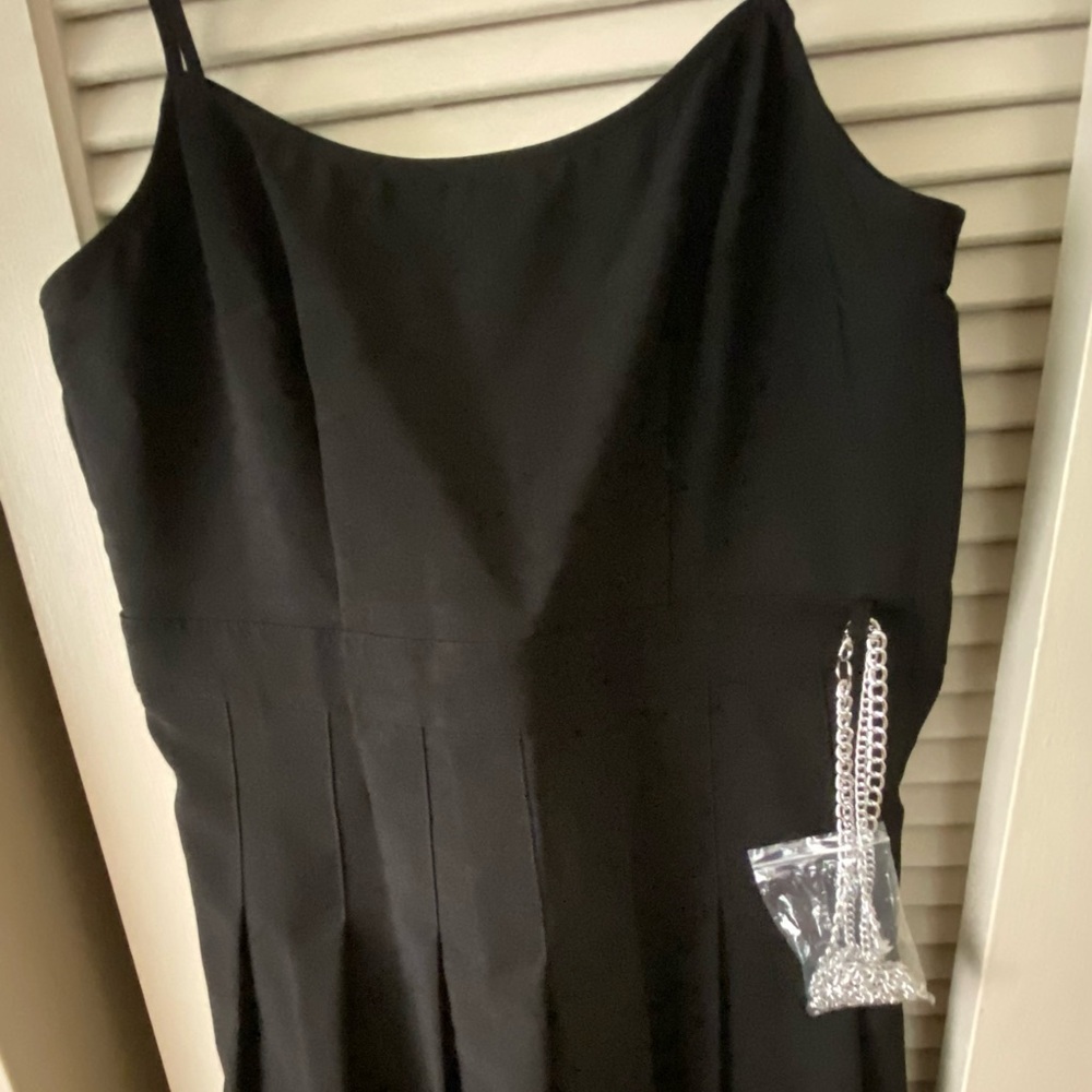 NEW black dress with chain L